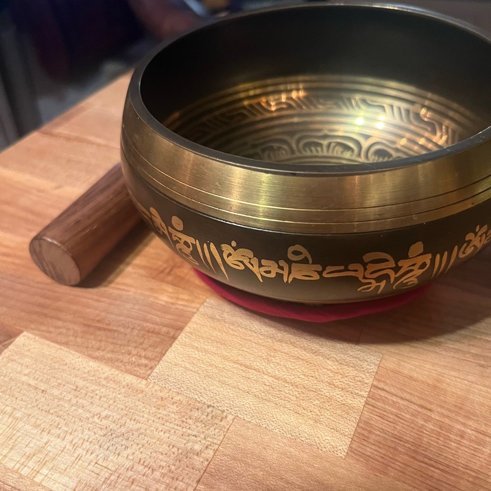 Tibet Sahasrara Singing Bowl Crown Chakra B Note Singing Bowl with Mallet - Picture 4 of 11